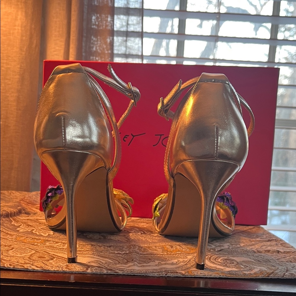Betsey Johnson Gold Floral Women's Heels - Picture 4 of 6